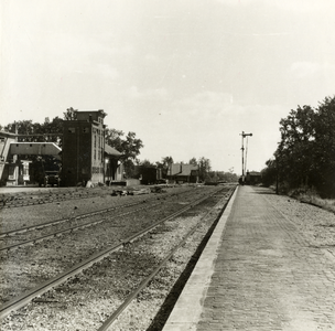 157929 Gezicht op het tijdens de oorlog beschadigde emplacement bij het N.S.-station Woudenberg-Scherpenzeel te ...